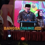 Bupati Kediri terpilih Hanindito Himawan Pramana didampingi Wakilnya, Dewi Mariya Ulfa saat menyampaikan pidato. Foto: Muji Harjita/BANGSAONLINE