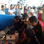 Bupati dan Kapolres Pasuruan saat melihat layanan Pasmantap dan SOS berbasis IT di Pandaan, Minggu (11/2).
