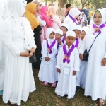 Suasana manasik haji yang diikuti anak-anak TK dan PAUD di Alun-alun Bangkalan, Senin (29/07/2019).