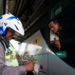 Petugas saat melakukan pemeriksaan armada bus di Terminal Kepuhsari Jombang, Rabu (21/12). foto: RONY S/ BANGSAONLINE