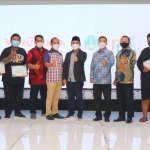 Wawali Mas Adi menyerahkan sertifikat kepada lima pemenang Seremonial Film Pendek Kota Pasuruan di Gedung Kesenian Darmoyudho, Sabtu (20/11/2021).