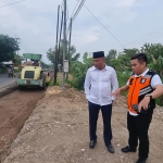 H. Syafiuddin (kiri) saat sidak proyek peningkatan Jalan Nasional Bangkalan-Sampang sepanjang 80 kilometer.