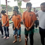 Ketiga pelaku usai ditangkap. foto: SOFFAN/ BANGSAONLINE