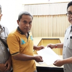 Sekretaris Komisi IV DPRD Kabupaten Kediri, Taufik Chavifudin, S.E., M.M. saat menemui Suharsono dan Sugito di Kantor DPRD Kabupaten Kediri, Selasa (4/2/2020).