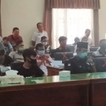 Gabungan 5 LSM saat hearing di Gedung DPRD Trenggalek. foto: HERMAN/ BANGSAONLINE