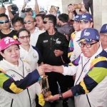 Wakil Wali Kota Blitar Santoso saat menerima Api Obor Asian Games dari Puan Maharani di Kantor Wali Kota Blitar, Jumat (20/7/2018).