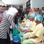Gubernur Jawa Timur Khofifah Indar Parawansa menjenguk sekaligus menyantuni para penderita katarak. foto: Istimewa/ BANGSAONLINE.com