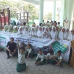 Siswa-siswi YTPS (Yayasan Taman Pendidikan dan Sosial) NU Khadijah Surabaya foto bersama kepala sekolah, guru serta pengurus Muslimat NU Surabaya. foto: YUDI A/ BANGSAONLINE