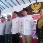 Para pejabat pemerintah,  Bupati Pasuruan, Ketua DPRD, anggota DPR RI, anggota DPR Jatim foto bersama.
