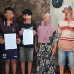 Dua remaja yang melakukan prank pocong (pengang surat penyataan) 