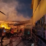 Pemadam kebakaran saat memadamkan kobaran api yang menghanguskan pabrik cat PT Avia Avian Brands di Buduran, Sidoarjo.
