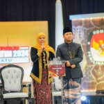 Khofifah Indar Parawansa dan Emil Elestianto Dardak tampil unggul saat tampil dalam debat perdana Pilgub Jatim, yang digelar di Graha Unesa, Jumat (18/10/2024). Foto{ bangsaonline