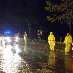 Tim siaga Polres Situbondo, saat melakukan pengaturan arus lalu lintas di jalan raya Pasir Putih Situbondo yang terendam banjir.