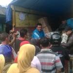 Sejumlah masyarakat saat mengantre untuk membeli sembako murah dalam operasi pasar murah di Pasar Bandar Lor Kecamatan Mojoroto Kota Kediri. foto: arif kurniawan/ BANGSAONLINE