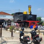 Monumen Lokomotif C1140 di depan Stasiun Kediri yang kini jadi polemik. Foto: MUJI HARJITA/ BANGSAONLINE