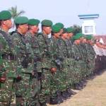 Petugas gabungan dari TNI, Polri dan Linmas saat apel gelar pasukan, kemarin. foto: feri/BANGSAONLINE