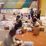 Sekitar 25-30 orang per harinya melakukan pelipatan surat suara di GOR Saka Bangkalan.