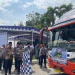 Wakil Bupati Jombang, Salmanudin Yazid, saat lepas pemudik kembali ke Jakarta.