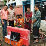 Sekdakab Jombang saat menyerahkan bantuan