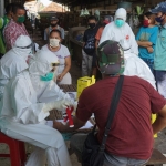 Para petugas medis sedang melakukan rapid test para pedagang Pasar Simo dan Pasar Simo Gunung. foto: ist
