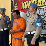 Pelaku penganiayaan saat diamankan petugas di Mapolresta Sidoarjo.