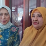 Anggota Fraksi PAN DPRD Kota Kediri yang juga Ketua DPRD Kota Kediri, Firdaus, didampingi Ketua Fraksi PAN Dina Yana, saat memberi keterangan kepada wartawan