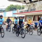 Wali Kota Saifullah Yusuf saat bersepeda dengan masyarakat dalam rangka memperingati Hari Jadi ke-337 Kota Pasuruan.