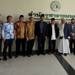 Prof Dr KH Asep Saifuddin Chalim, MA dan rombongan foto bersama dengan para ulama Majelis Ulama Syaikhul Islam Thailand di kantornya di Bangkok Thailand, Senin (21/8/2023). Foto: bangsaonline.com