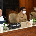Keterangan foto dari kiri: pihak PT Gudang Garam, Bupati Tulungagung, dan wakilnya.