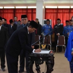 Pj Wali Kota Kediri saat menyaksikan penandatanganan berita acara oleh pejabat yang baru dilantik. Foto: Ist