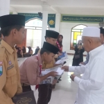 Prof Dr KH Asep Syaifuddin Chalim MA memberikan reward atau hadiah kepada 27 peserta Tryout