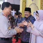 Pakde Karwo bersama Bude Karwo saat bersalaman dengan Kapolda Jatim bersama istri. 