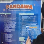 Warga melihat poster Pandawa untuk pengurusan kepesertaan JKN. Foto: Ist