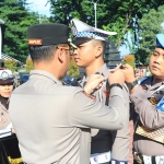 Wakapolres Gresik ketika menyematkan pita kepada petugas yang terjun dalam Operasi Keselamatan Semeru 2026.