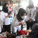 Bupati Mojokerto Ikfina Fahmawati memimpin operasi pasar jelang Hari Raya Idulfitri.