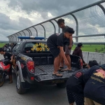 Anggota Satlantas Polres Ngawi dan Polsek Widodaren mengumpulkan para remaja yang terjaring razia balap liar.
