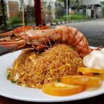 Nasi goreng lobster, menu spesial andalan Whiz Darmo Harapan Surabaya. (foto: ist)
