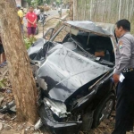 Kondisi mobil Honda Accord setelah menghantam pohon jati. foto: AKINA/ BANGSAONLINE