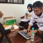 Pendaftar PPK saat melakukan pemberkasan di KPU Tuban, Kamis (24/11/2022)