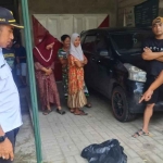 Jasad bayi berjenis kelamin laki-laki yang ditemukan oleh warga saat dievakuasi pihak kepolisian. Foto: Ist.