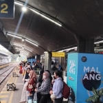 Suasana padat penumpang di peron Stasiun Malang