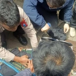 Korban saat dievakuasi oleh petugas setelah terpeleset di jurang Kawah Ijen, Banyuwangi.