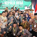 Gubernur Jawa Timur Khofifah Indar Parawansa foto bersama para kades peserta diklat.