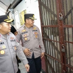 Kapolrestabes Surabaya, Kombes Pol Pasma Royce saat tinjau ruang tahanan yang berada di Polsek Bubutan, Rabu (29/3/2023)