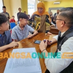 Gubernur Khofifah didampingi Kadindik Jatim Aries Agung Paewai, saat meninjau Posko SPMB. Foto: Devi Fitri Afriyanti/BANGSAONLINE