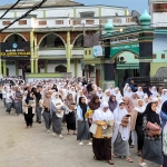 Para santri Pondok Pesantren Amanatul Ummah seusai mengaji pagi ke Prof Dr KH Asep Saifuddin Chalim, MA,  di Masjid Raya KH Abbdul Chalim Kembangbelor Pacet Mojokerto, Sabtu (28/12/2024). Foto: M. Mas