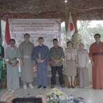 Konsul Jendral Jepang untuk Indonesia, Takeyama Kenichi, saat foto bersama Direktur Jatim Park Group dan jajarannya.