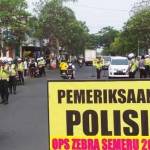 Operasi zebra berhadiah yang digelar Satlantas Polres Tulungagung, siapa mau?. foto: feri/ BANGSAONLINE