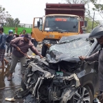 Kondisi Mitsubishi XPander yang rusak parah usai bertabrakan dengan truck tronton. foto: ist