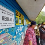PELOSOK: Pj. Bupati Sidoarjo saat mengunjungi SDN Gebang 2 di Dusun Pucukan, Selasa (20/10). foto: ist.